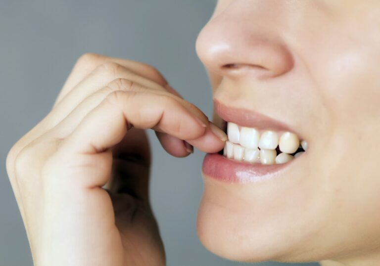 Cattive Abitudini Che Danneggiano i Tuoi Denti